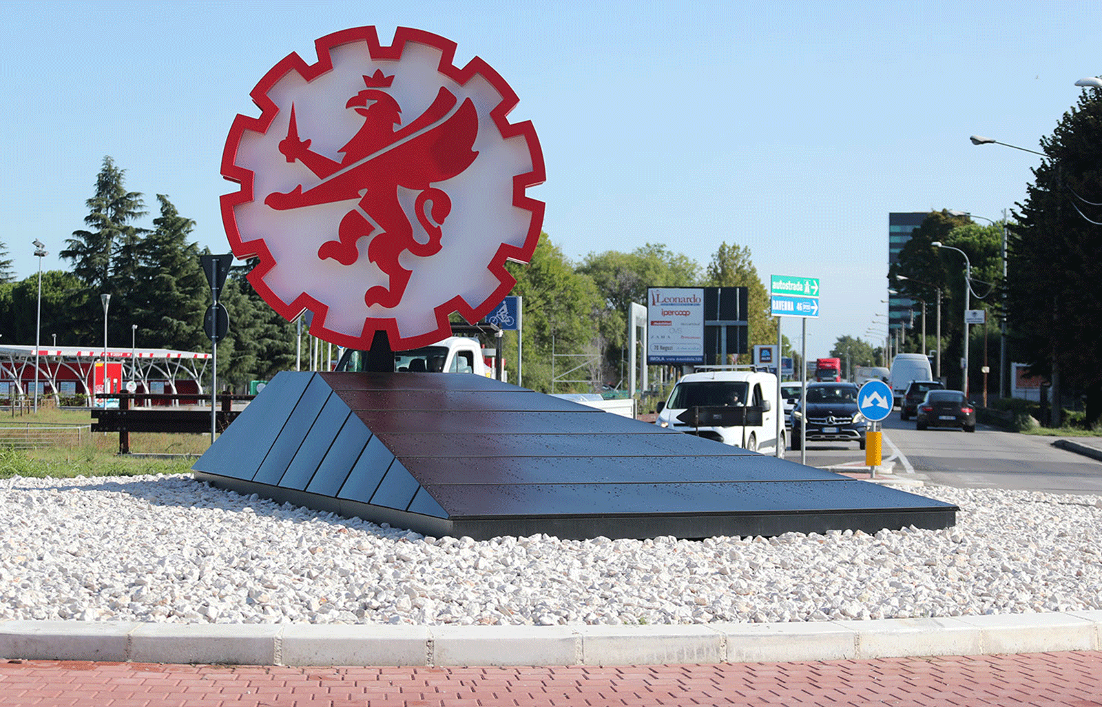 SACMI “adotta” la rotonda via Selice-Lasie. Scoperto il “grifo”, simbolo dell’azienda e della città